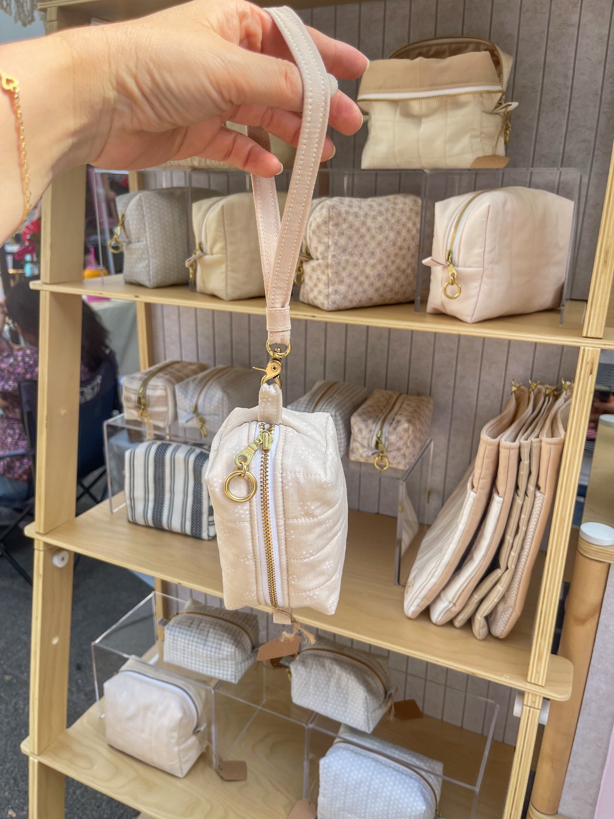 Wristlet - Tan Daisy