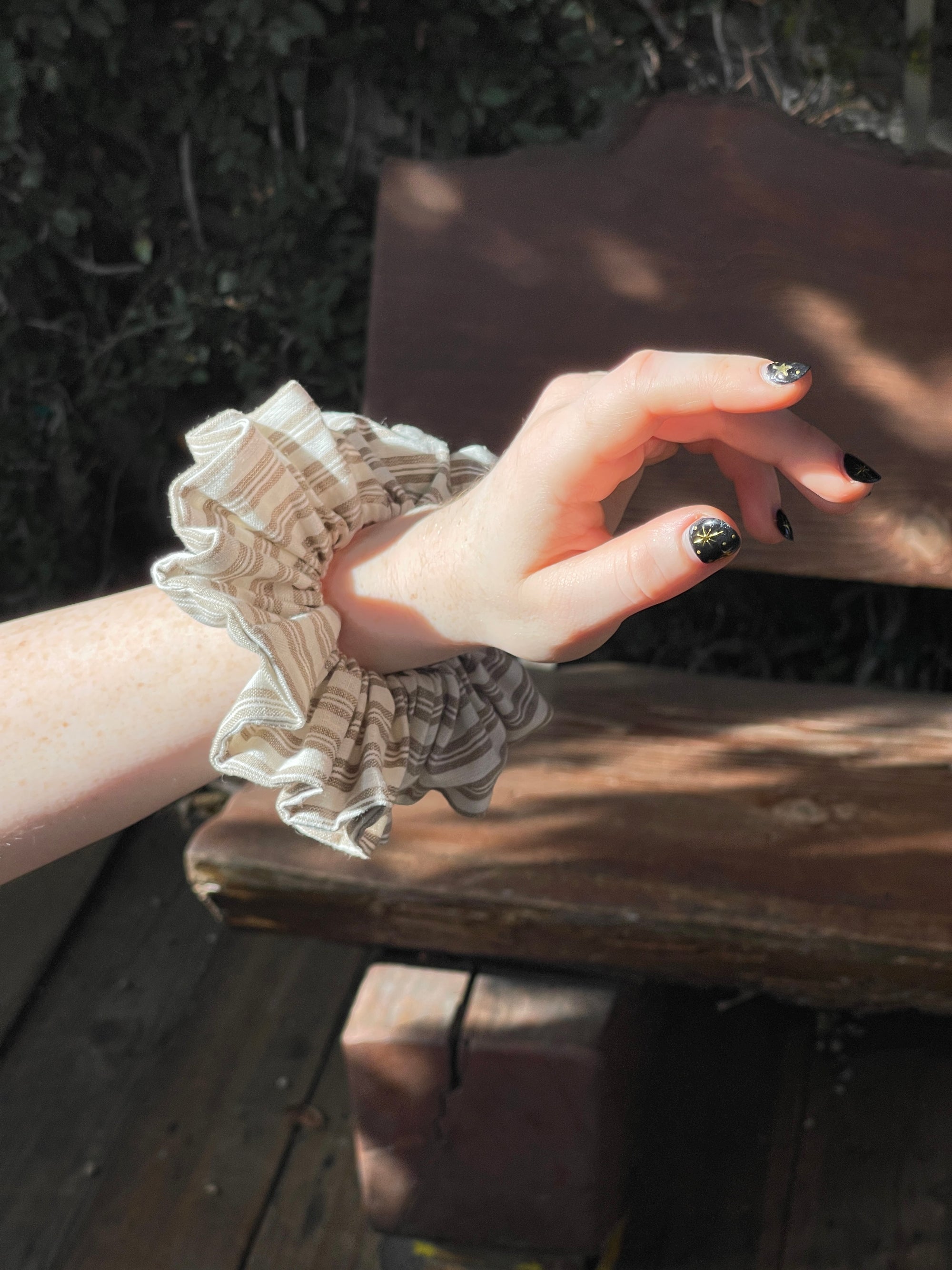 Classic Scrunchie - Black Tea & Cream