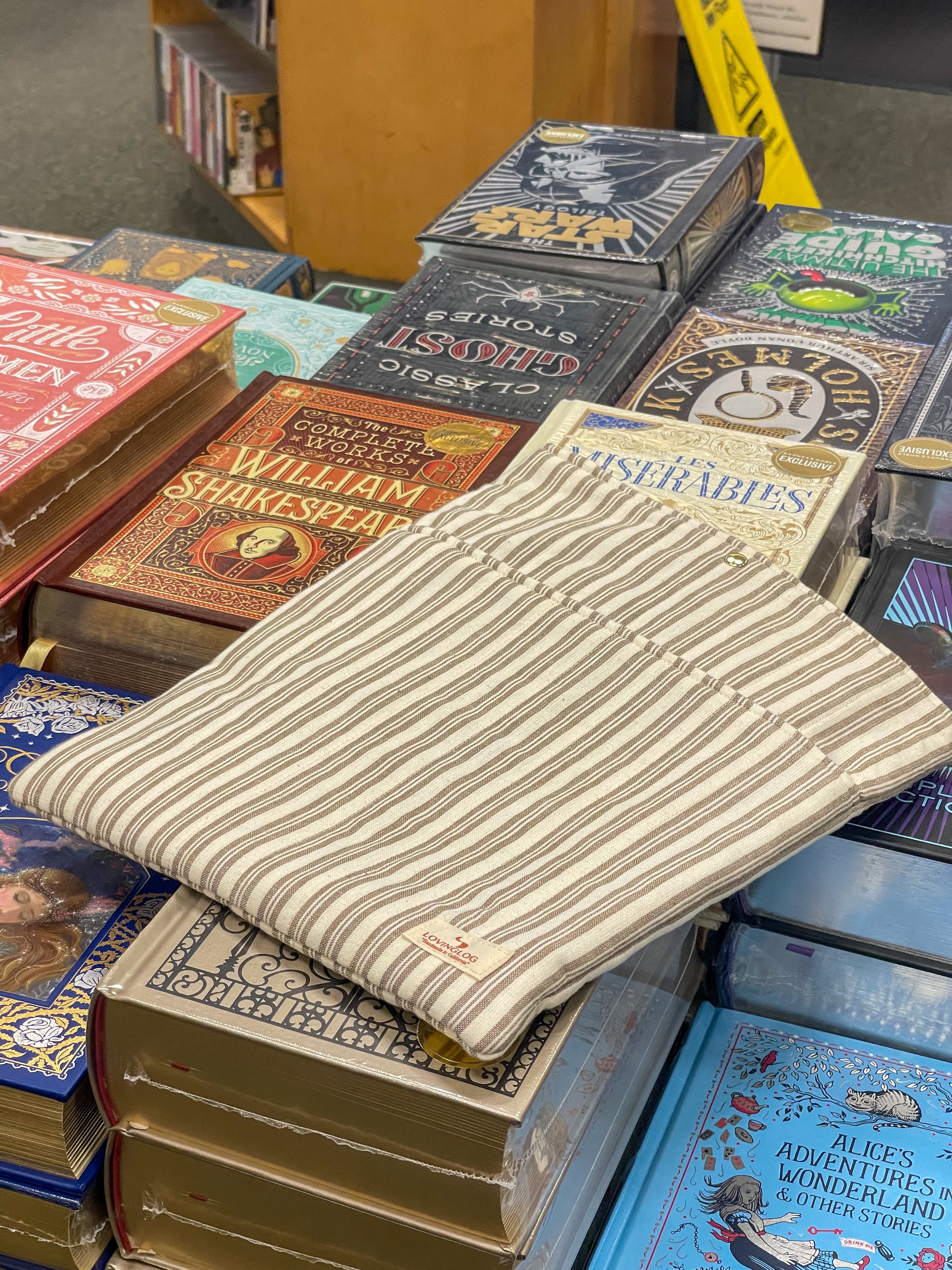 Large Book Sleeve - Tan Daisy