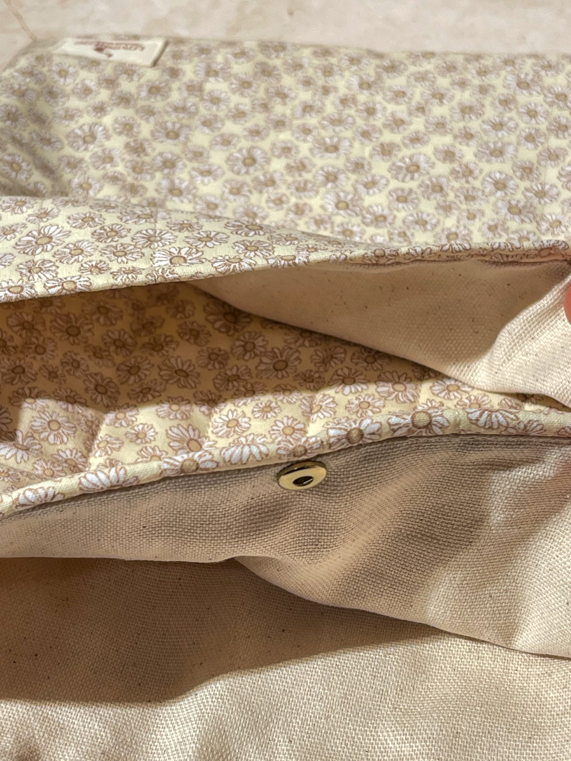 Large Book Sleeve - Tan Daisy
