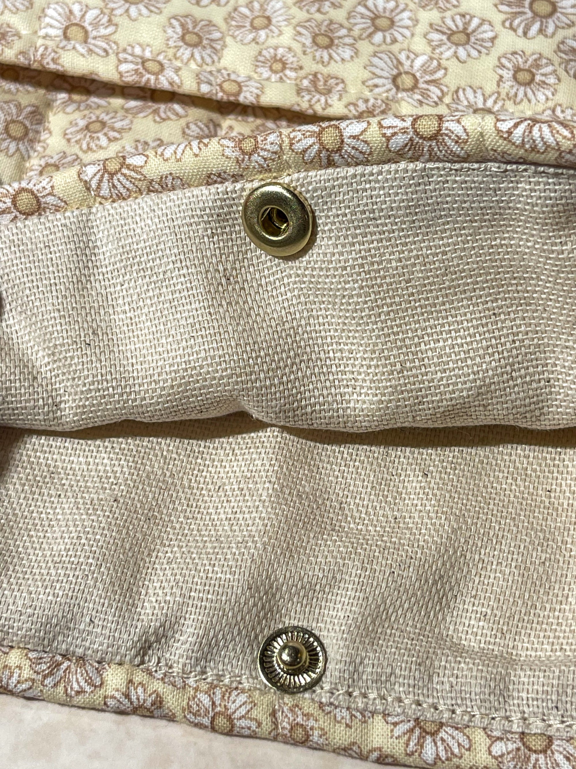 Large Book Sleeve - Tan Daisy
