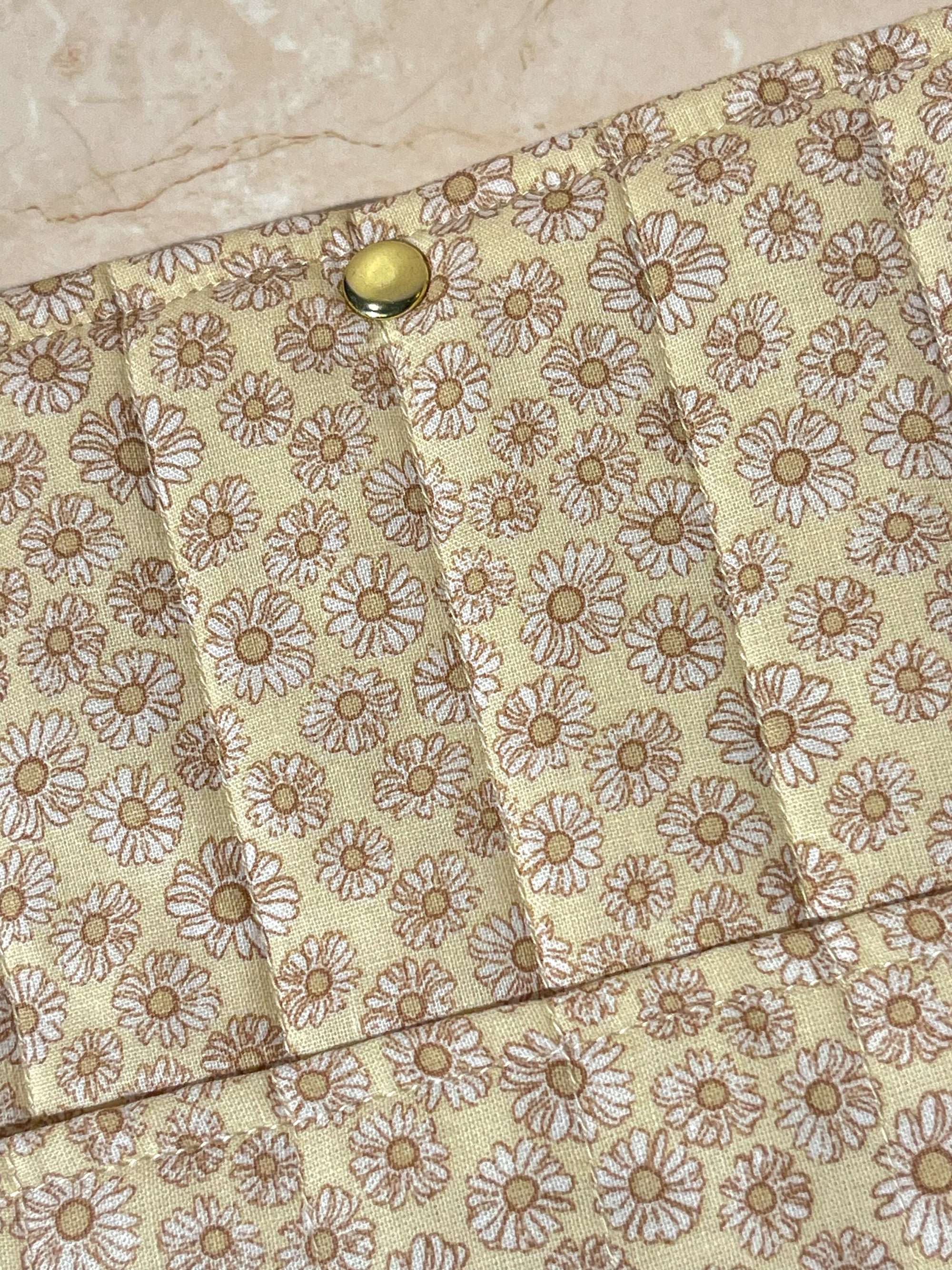 Large Book Sleeve - Tan Daisy