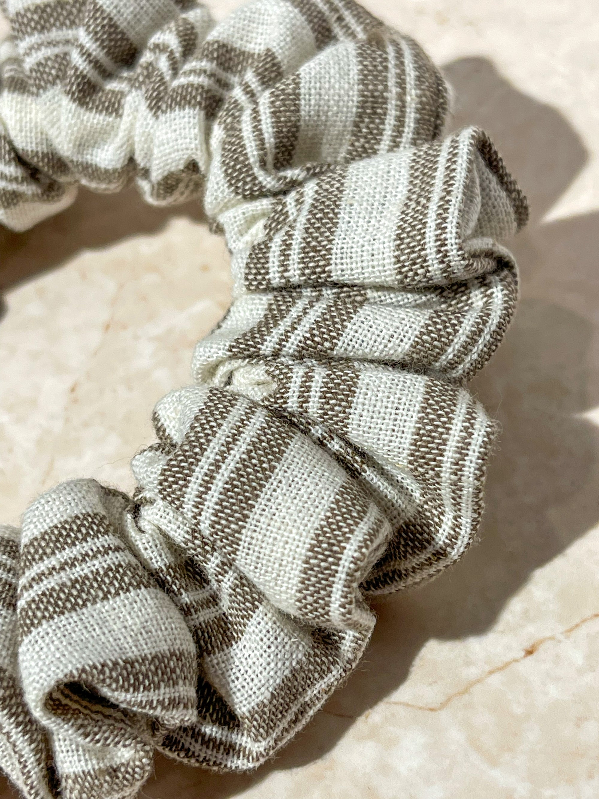 Mini Scrunchie - Black Tea & Cream