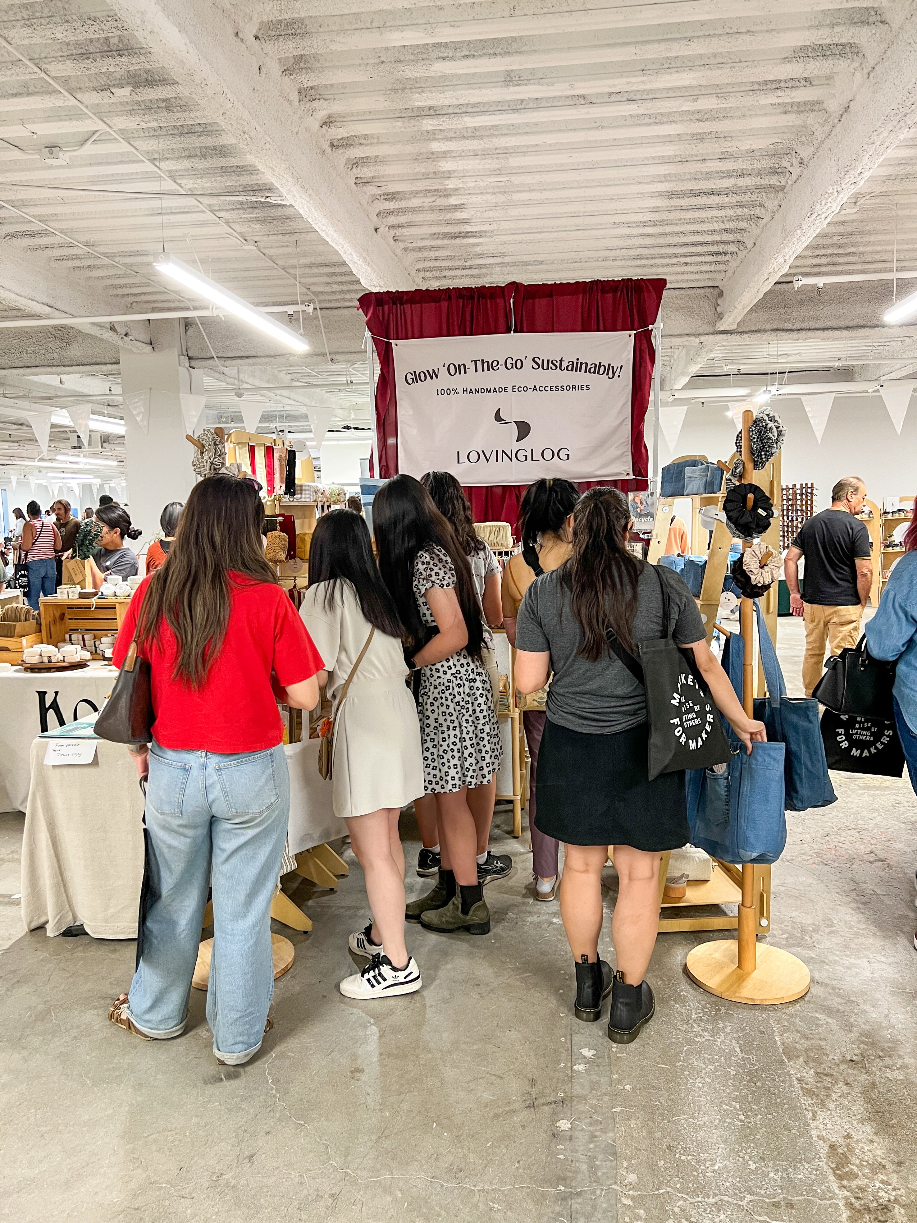 Crowed Women customers are in Lovinglog popup store